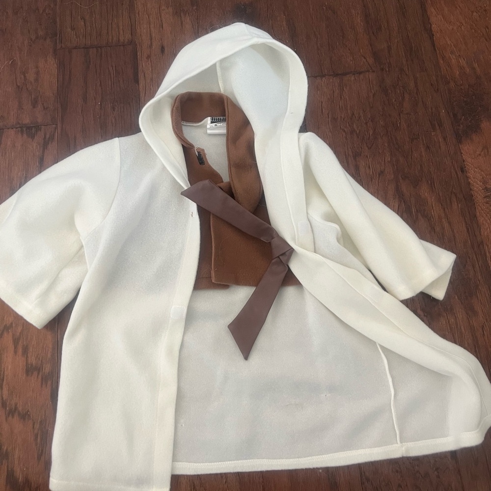 Toddler baby yoda costume, only missing yoda hat